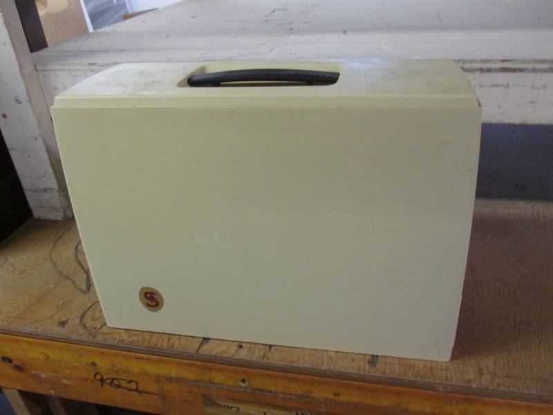 lot 104 image: Vintage Singer Electric Sewing Mach...