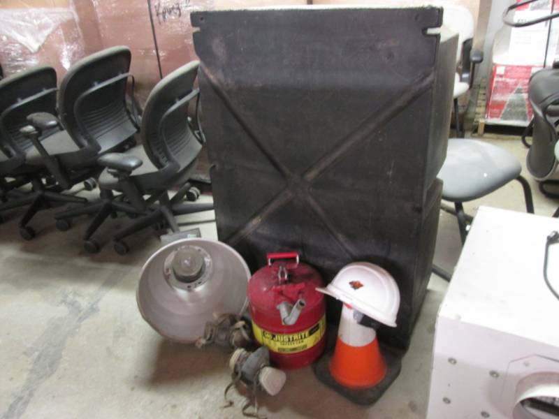 lot 239 image: Large Plastic Tank, Gas Can and oth...