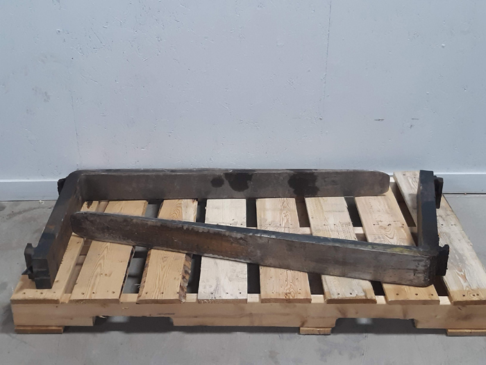 lot 60 image: Set of 42 Forklift Forks - 16 Mast