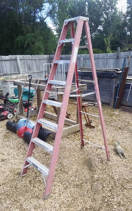 lot 3 image: 8 Ft Fiberglass Ladder 300 Lb
