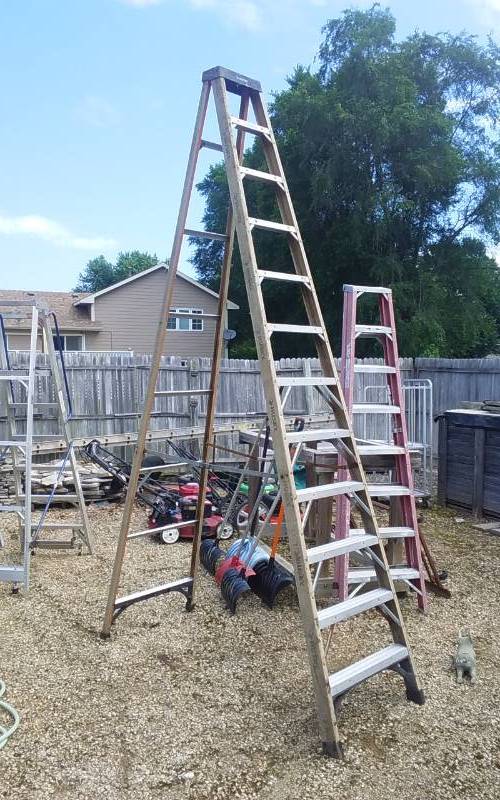 lot 4 image: Husky 12 Ft Fiberglas Ladder