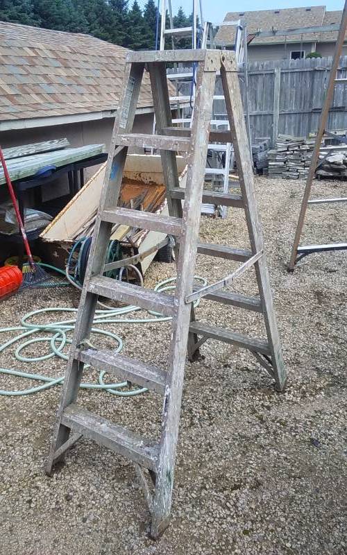 lot 5 image: Double Sided Aluminum Ladder 5 Ft