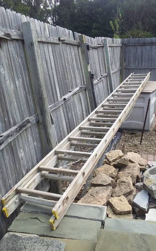 lot 6 image: Werner Aluminum Extension Ladder (32 Ft, 225 Lb)