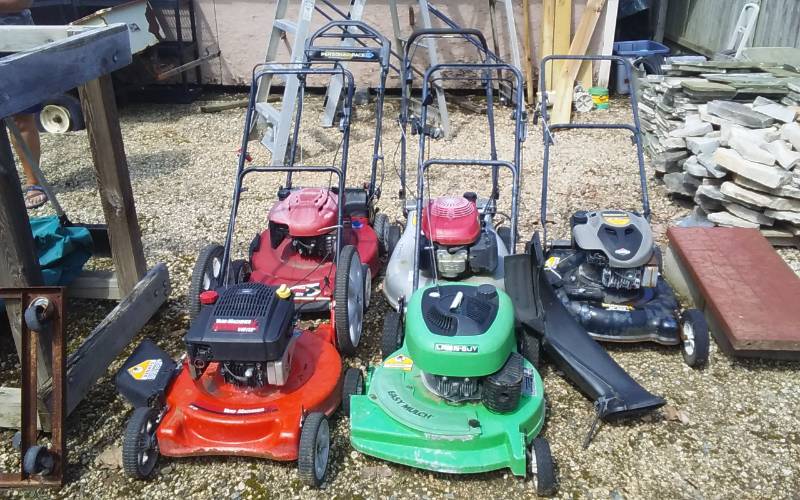 lot 10 image: 5-Lawn Mowers For Parts AndOr Repair