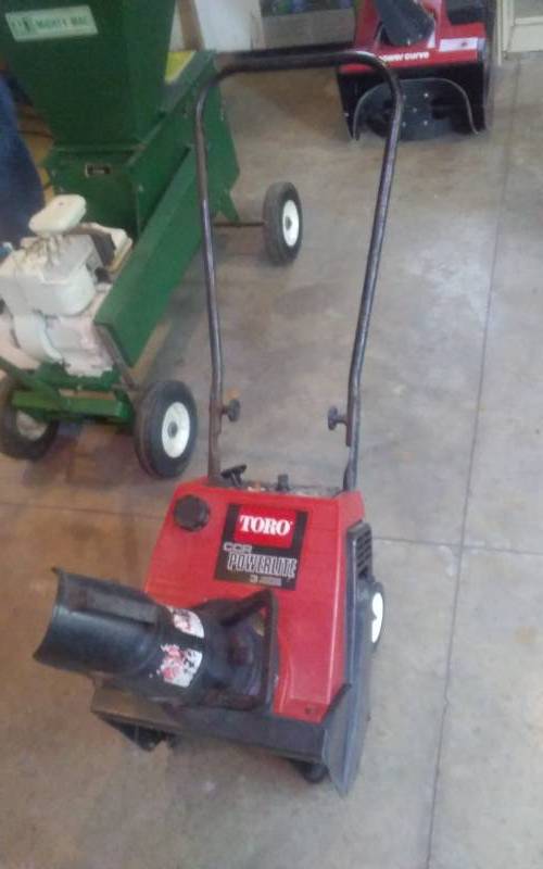 lot 32 image: Toro CCR Powerlite 3 Hp Snowblower (Needs Tune Up)