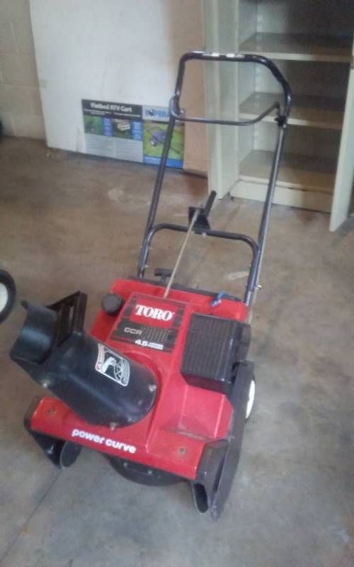 lot 33 image: Toro CCR 2000 4.5 Hp Snow Blower (Works Good)