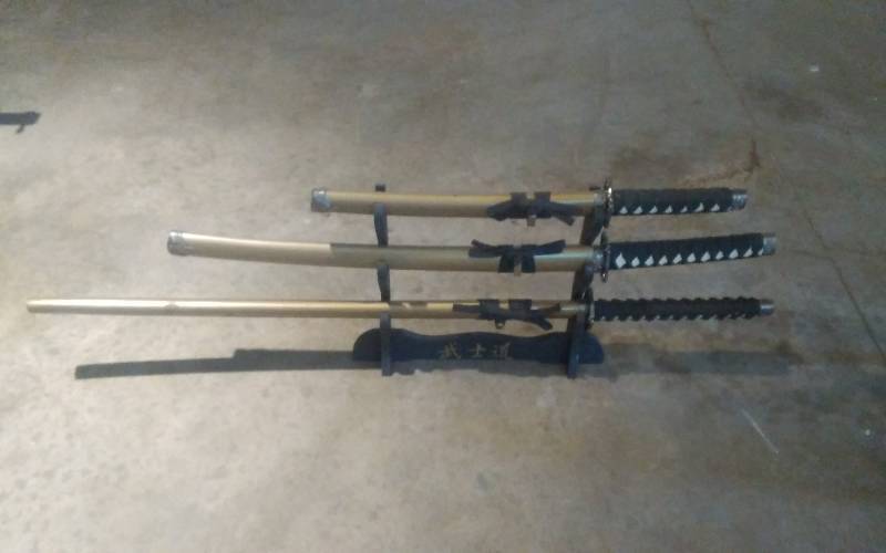lot 73 image: 3-Swords With Stand