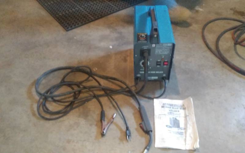 lot 79 image: 90-Amp Flux Wire Welder (Works Good)
