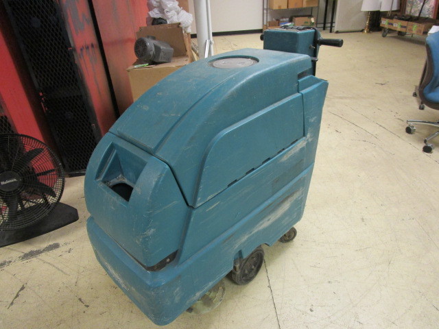 TENNANT FLOOR SCRUBBER