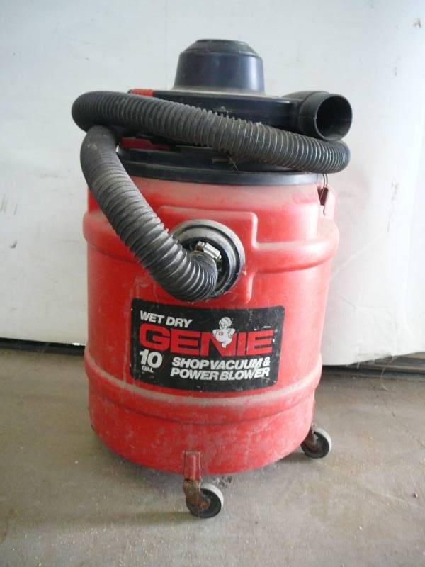 lot 7 image: Genie WetDry Shop-Vacuum & Power Blower
