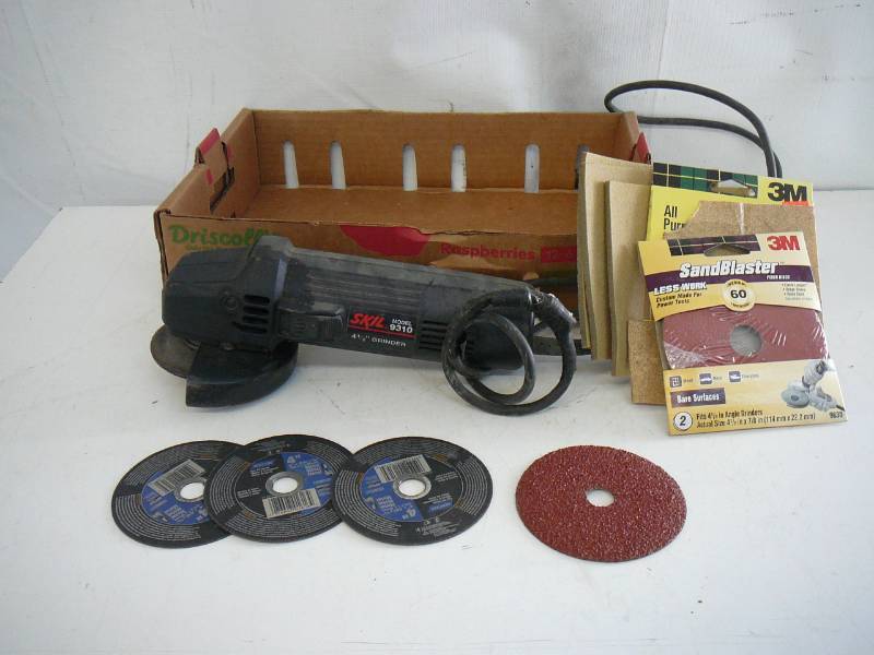 lot 9 image: Skil 4 12 Grinder With Cut-Off-Blades,Sandpaper, Etc.