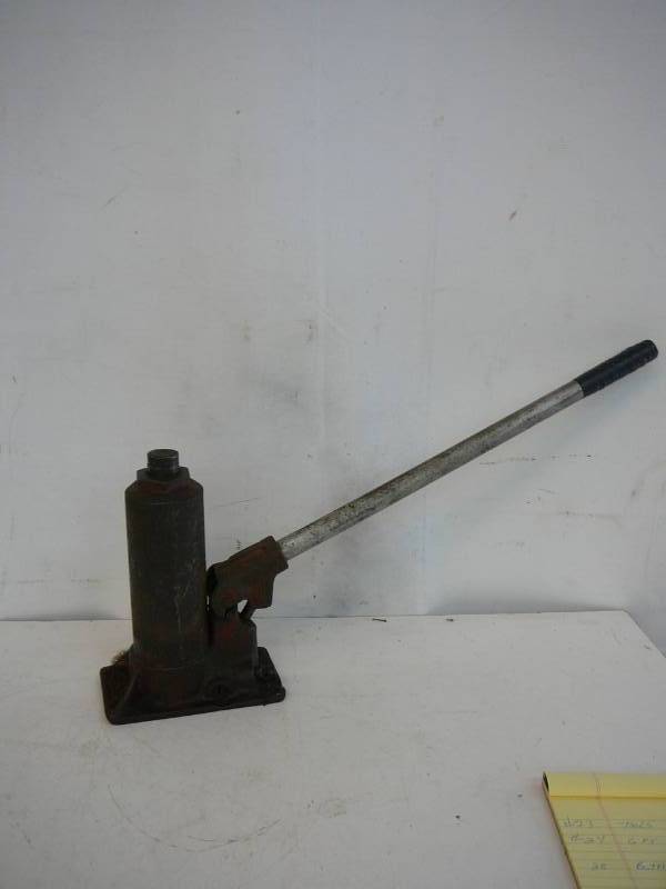lot 25 image: Bottle Jack