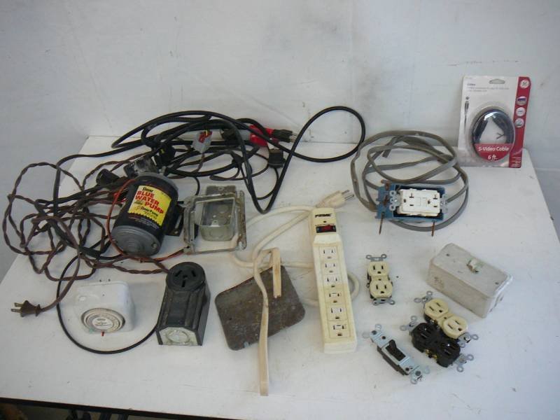 lot 41 image: Lot Of Electrical Items