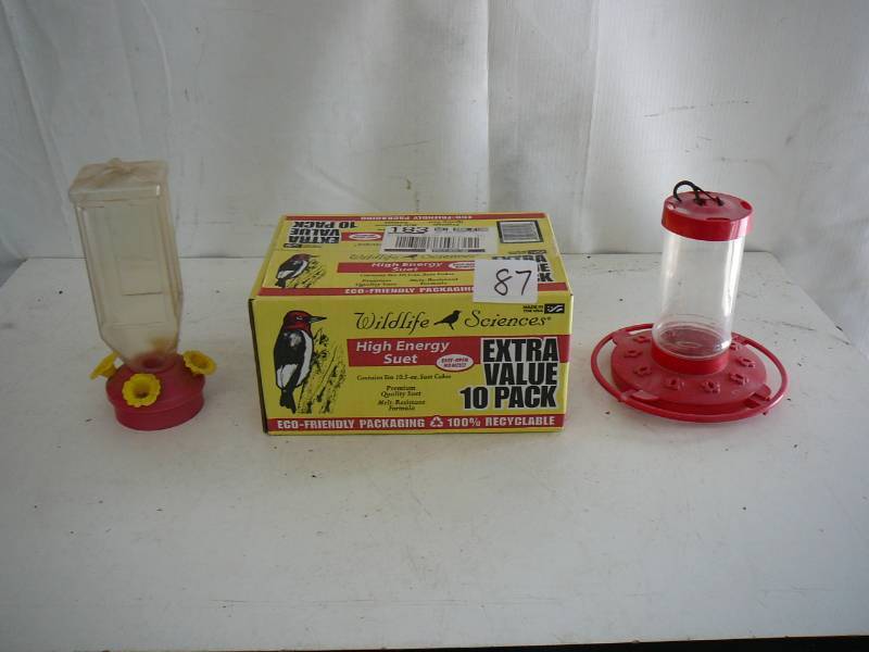 lot 87 image: Humming Bird Feeders & 10 Pack Of Suet