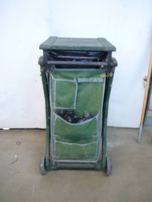 lot 91 image: Igloo Cleaning Cart & Bag Holder