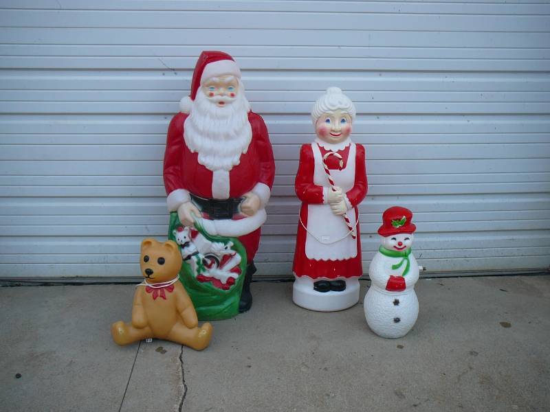 lot 111 image: Lot Of Christmas Items