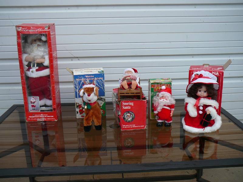 lot 112 image: Lot Of Christmas Items