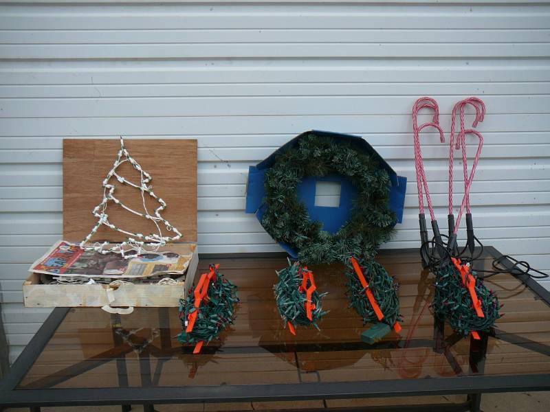 lot 113 image: Lot Of Christmas Items