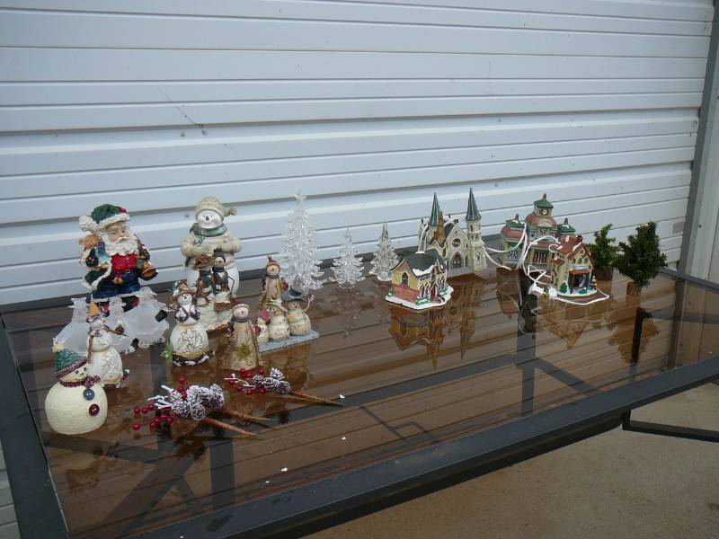 lot 118 image: Lot Of Christmas Items