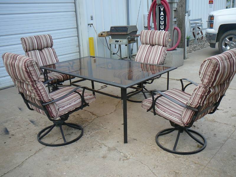 lot 121 image: Patio Table & Chairs