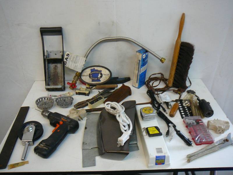 lot 127 image: Lot Of Garage Items