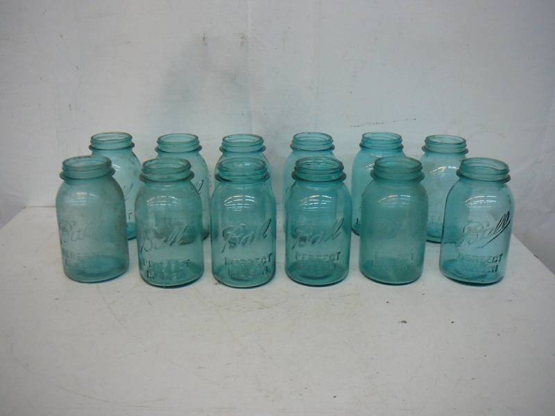 lot 133 image: Vintage Blue Ball Quart Mason Jars
