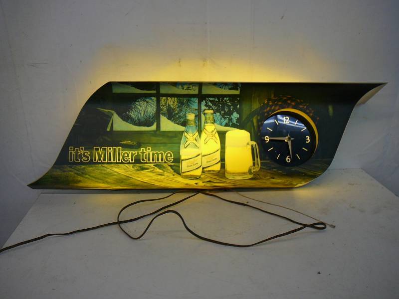 lot 160 image: Vintage Its Miller Time Illuminated Beer Sign With Clock