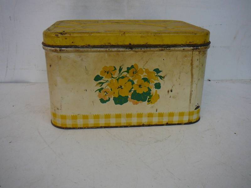 lot 172 image: Vintage Tin Bread Box