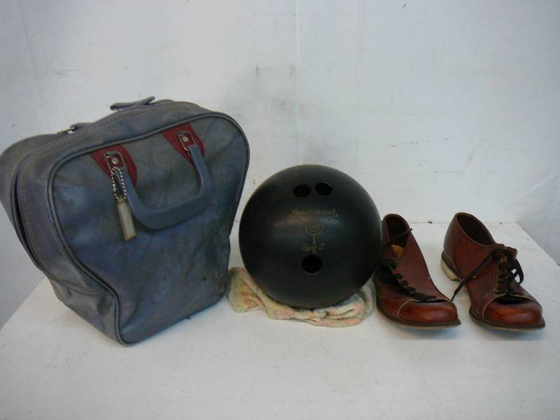 lot 174 image: Lot Of Bowling Items