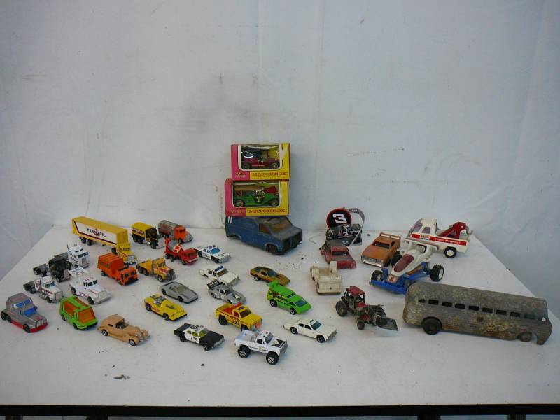 lot 180 image: Vintage Toys
