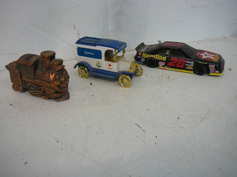 lot 182 image: Vintage Piggy Banks
