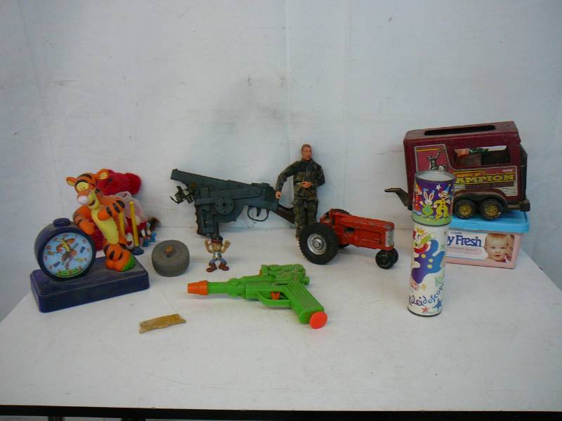 lot 184 image: Vintage Toys