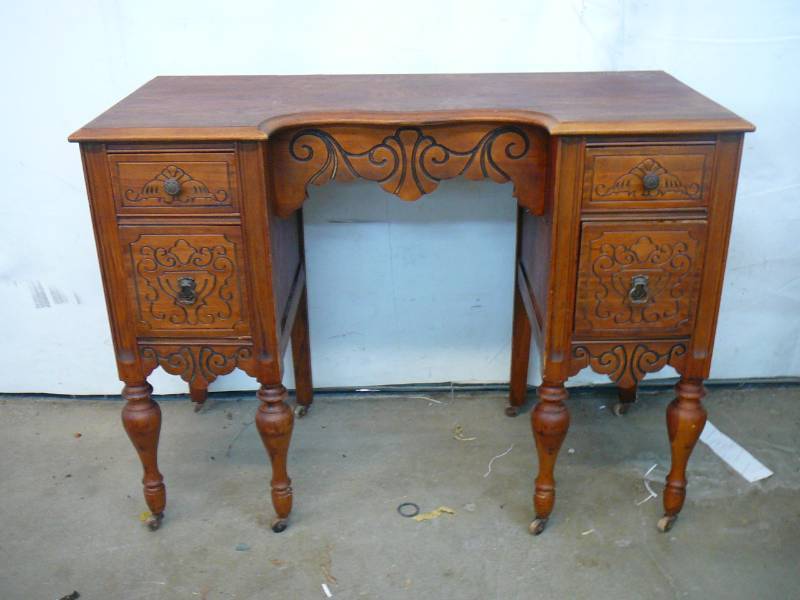 lot 197 image: Vintage Wooden 4 Drawer Vanity On Casters