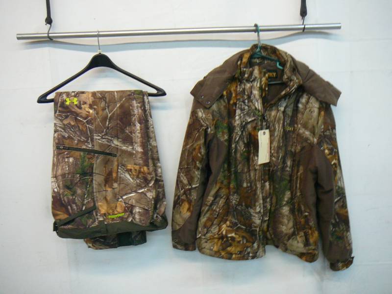 lot 218 image: Mens Hunting Clothes