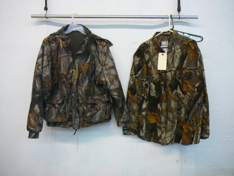lot 220 image: Mens Hunting Clothes