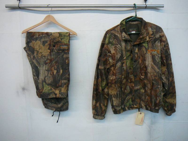 lot 221 image: Mens Hunting Clothes