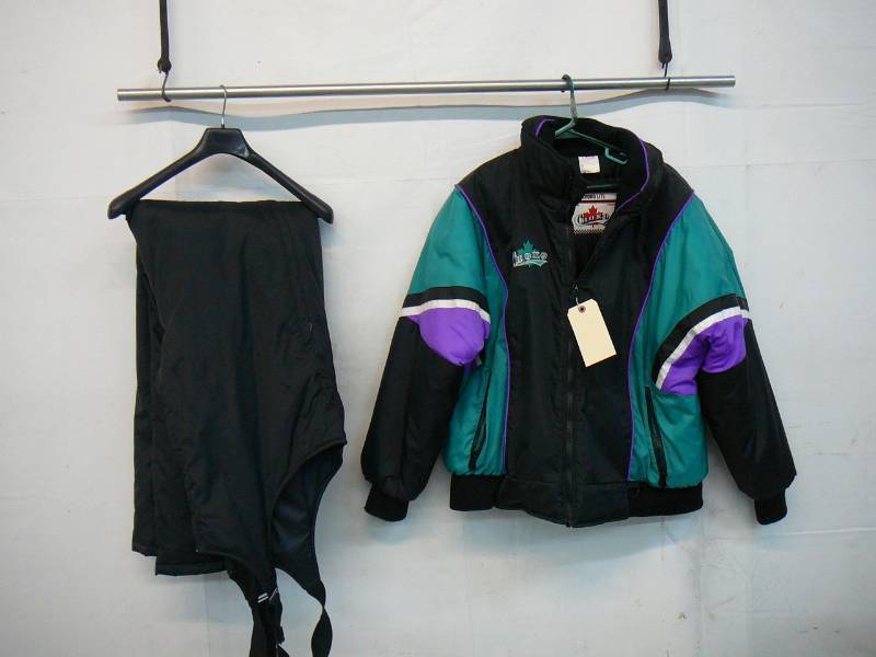 lot 226 image: Mens Snowsuit