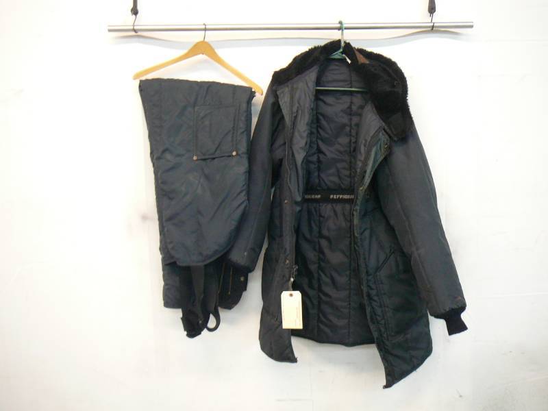 lot 227 image: Mens Snowsuit