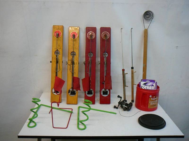 lot 252 image: Lot Of Ice Fishing Items