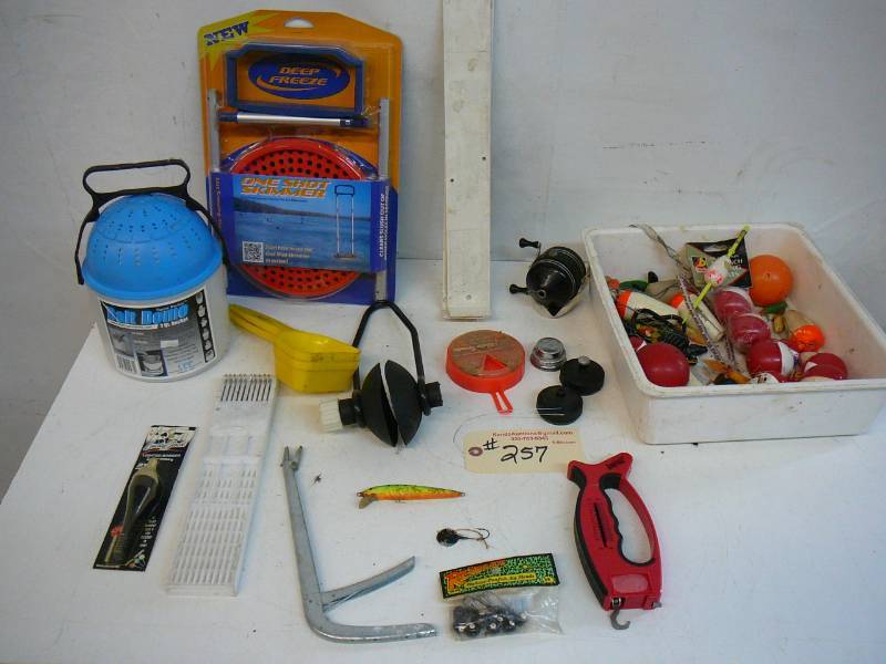 lot 257 image: Lot of Fishing Items