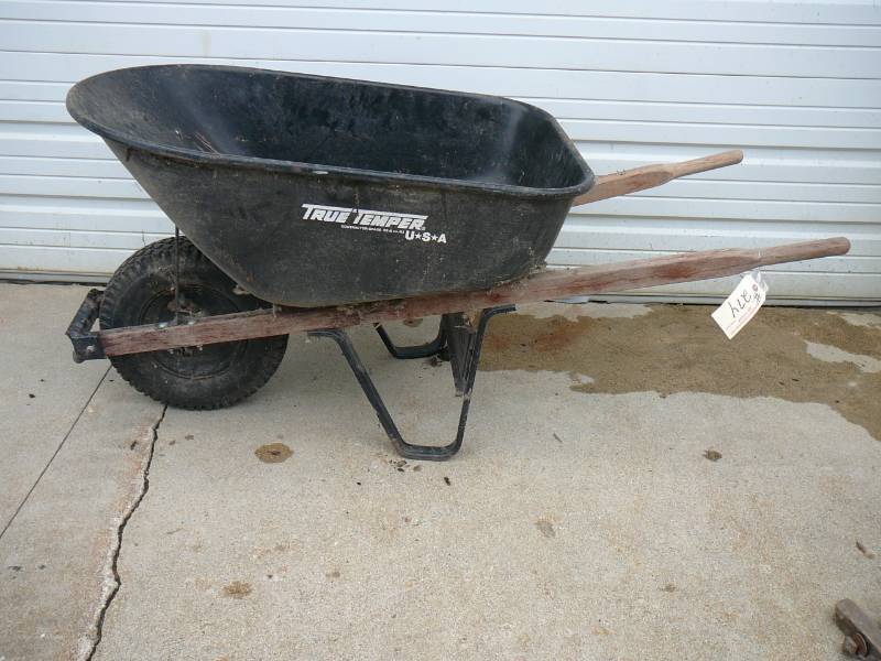 lot 274 image: True Temper Wheelbarrow
