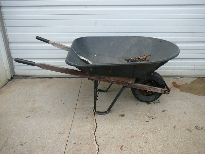 lot 279 image: Tire DownPlastic Wheelbarrow