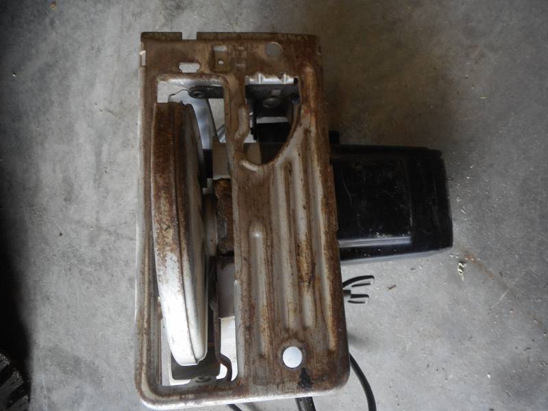lot 16 image: Black & Decker Power Saw