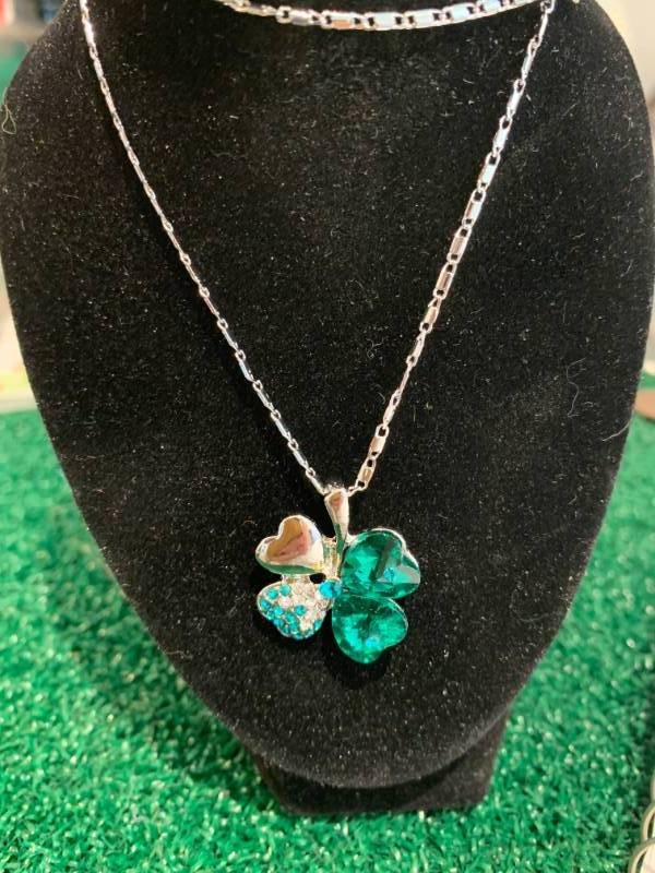 Beautiful 4 Leaf Clover Necklace