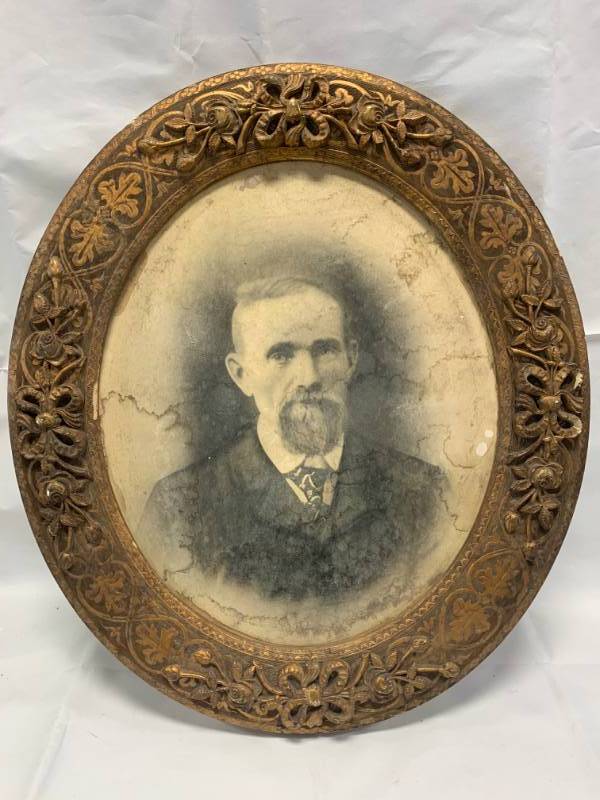 lot 68 image: Antique Oval Hand Carved 1800s Framed Photo