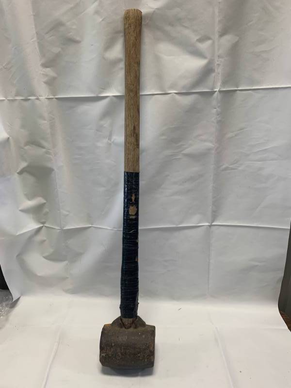 lot 94 image: 15 Pound Sledge Hammer 35 Long