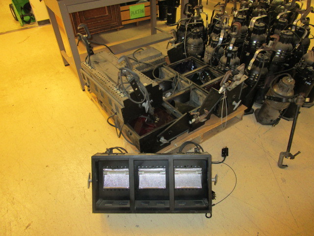 lot 457 image: ALTMAN GROUND CYC STAGE LIGHTS