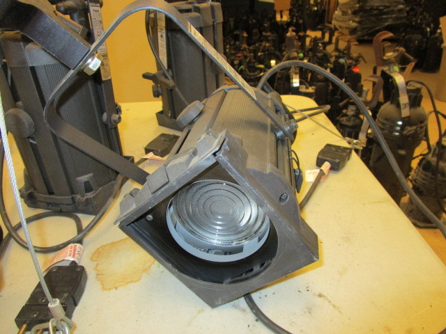 lot 445 image: ACCLAIM 4 FRESNEL STAGE LIGHT