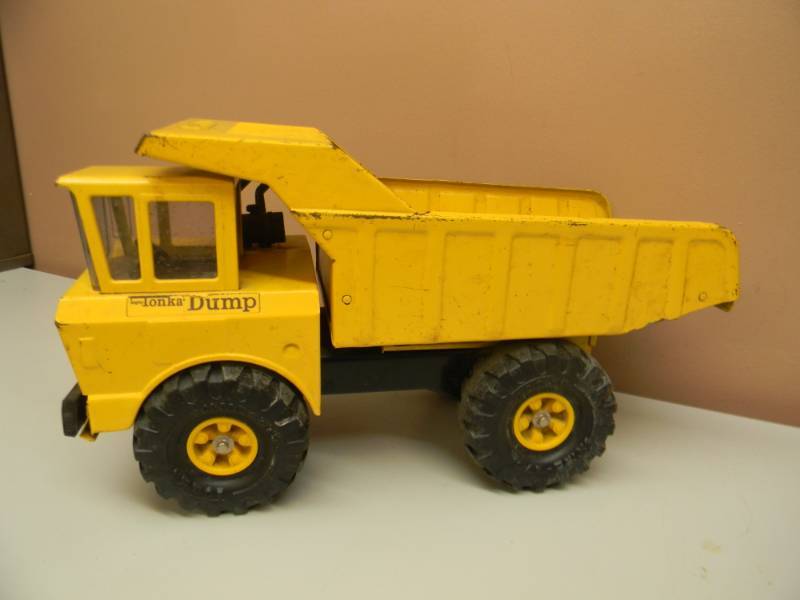 lot 27 image: VINTAGE MIGHTY TONKA DUMP TRUCK - METAL - SEE PICTURES