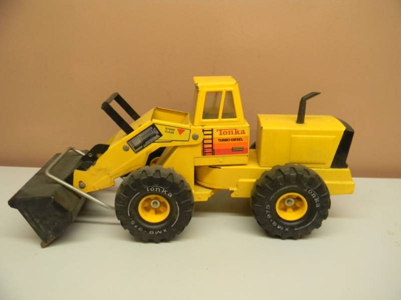 lot 29 image: Vintage MIGHTY TONKA TURBO DIESEL FRONT END LOADER XMB-975 PRESSED STEEL - NICE - SEE PICTURES